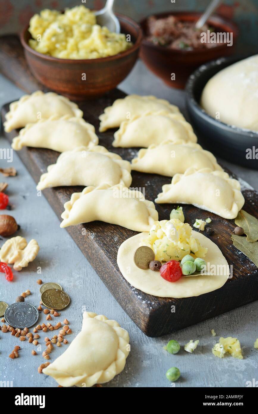 Knödel mit Kartoffeln mit Kräutern auf einem blauen Hintergrund. Wareniki, vareniki, Pierogi, pyrohy-Knödel mit Füllung. Stockfoto