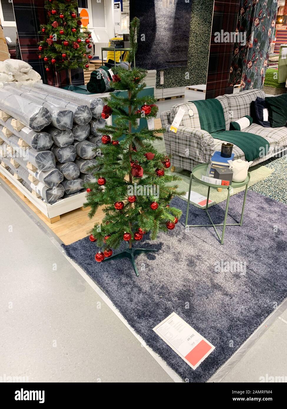 Paris, Frankreich - 1. Dezember 2018: Weihnachtsstimmung im IKEA Möbelhaus  mit Tannenbaum, der mit roten Kugeln und mehreren Teppichen zum Verkauf  dekoriert ist Stockfotografie - Alamy