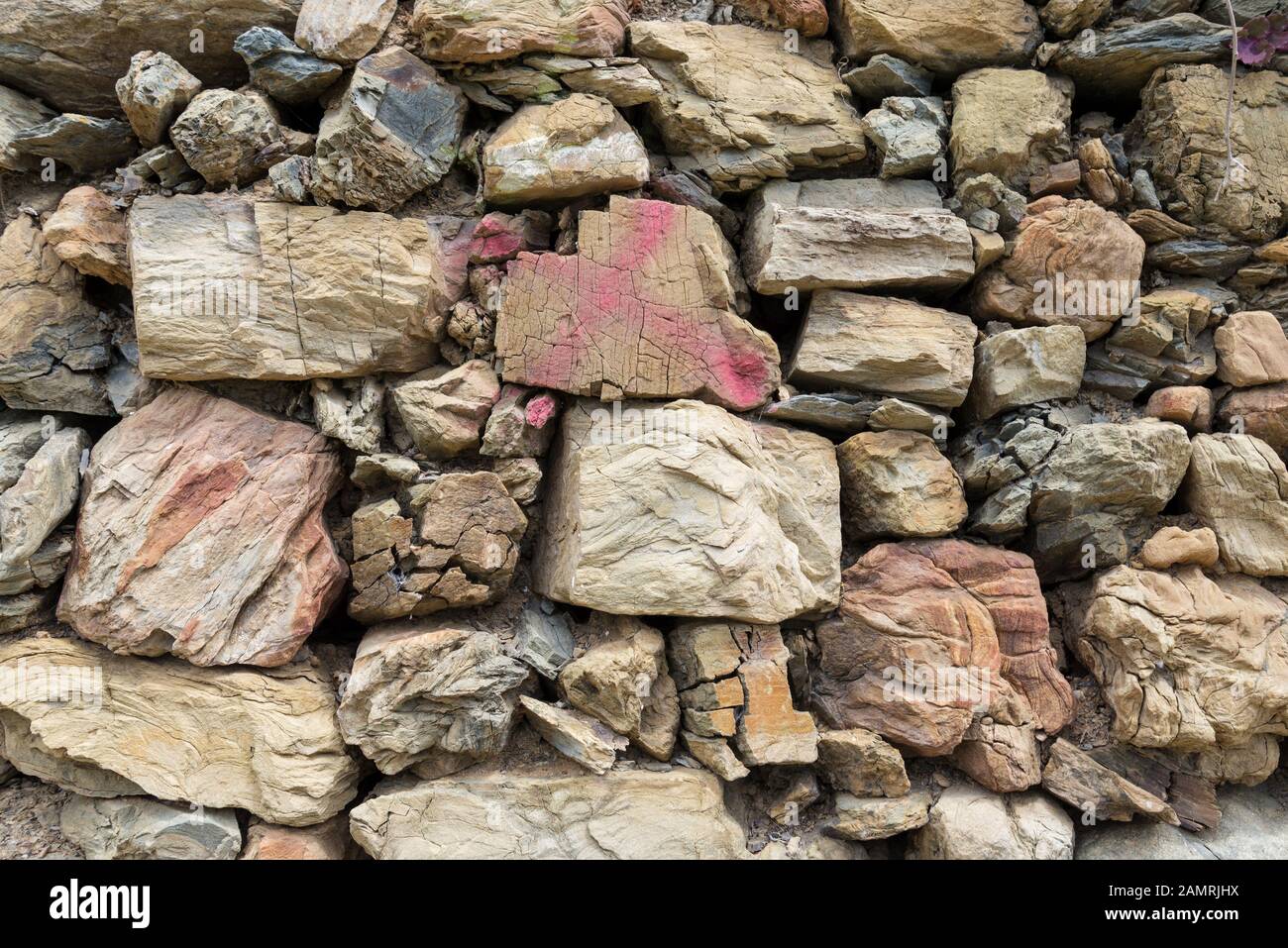 Steinmauer zur Verstärkung des Hangs im Wanderweg Sentiero Azzurro Stockfoto