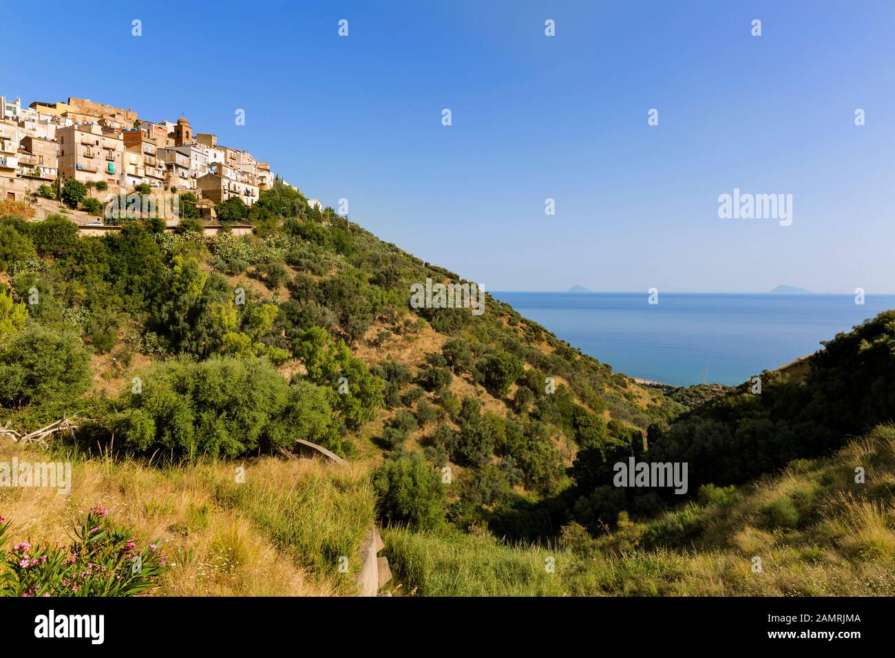 Blick auf das blaue Meer und die äolischen Inseln vom mittelalterlichen Dorf Caronia, Messina, Sizilien, Italien. Stockfoto