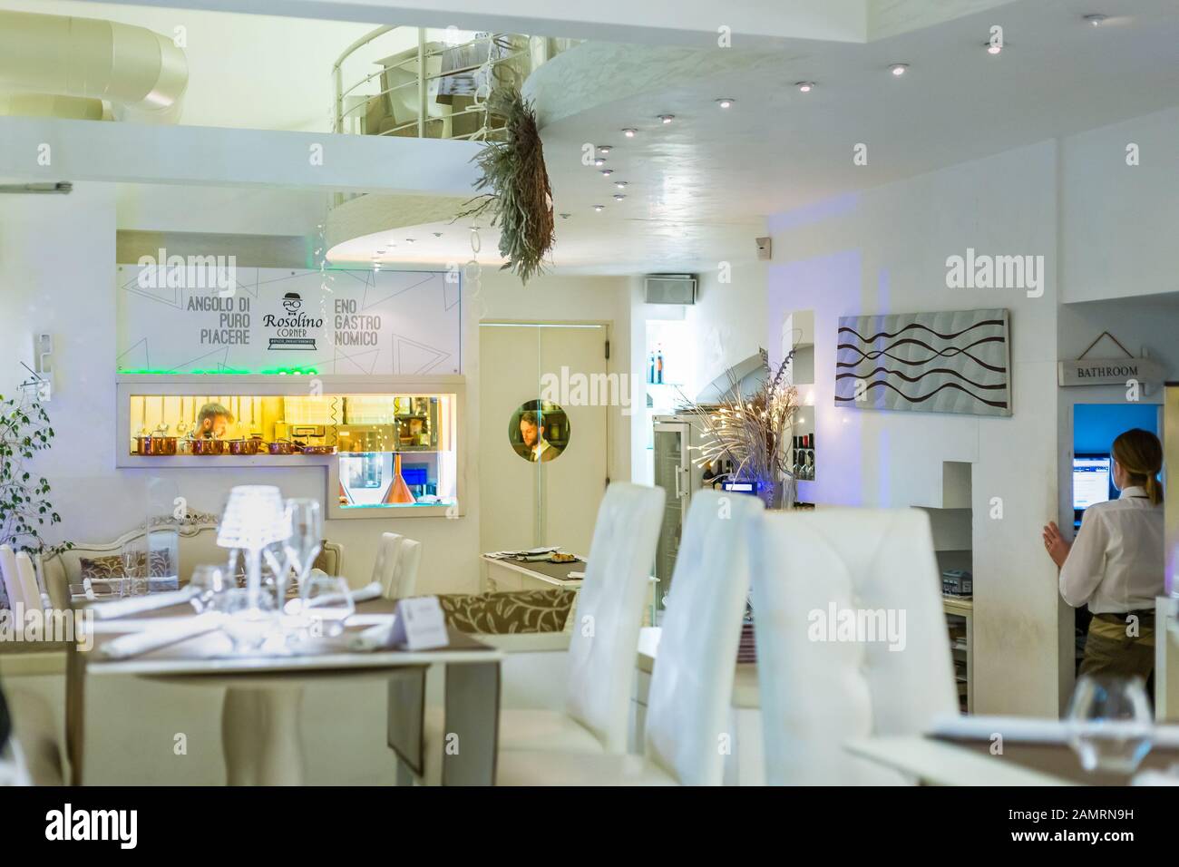 Neapel, ITALIEN - 5. JANUAR 2020: Lichter sind aufklärende Tische und Stühle des Rosolino Corner Restaurants Stockfoto