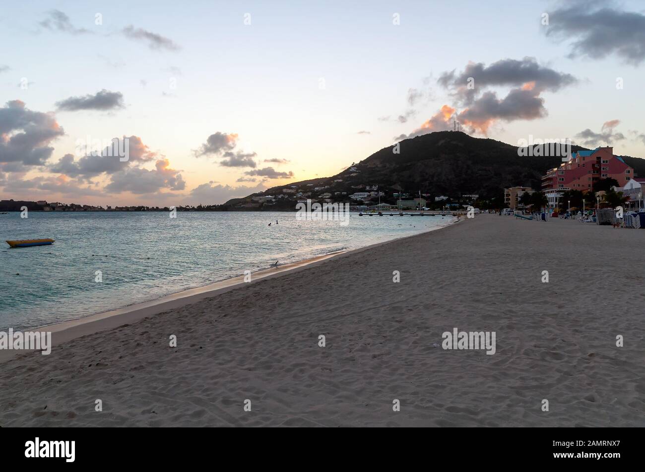 Blick auf den Sonnenuntergang am Great Bay Beach - Philipsburg Sint Maarten ( Saint Martin ) - tropische Insel der Karibik Stockfoto