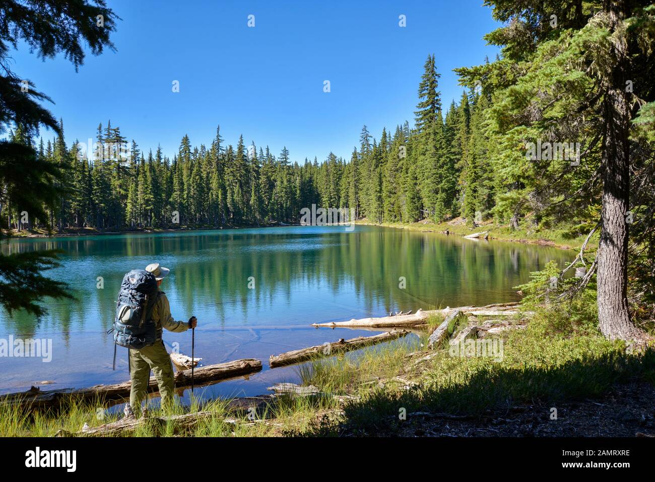 Backpacker am Rockpile Lake, Diamond Peak Wilderness, Cascade Mountains, Oregon. Stockfoto