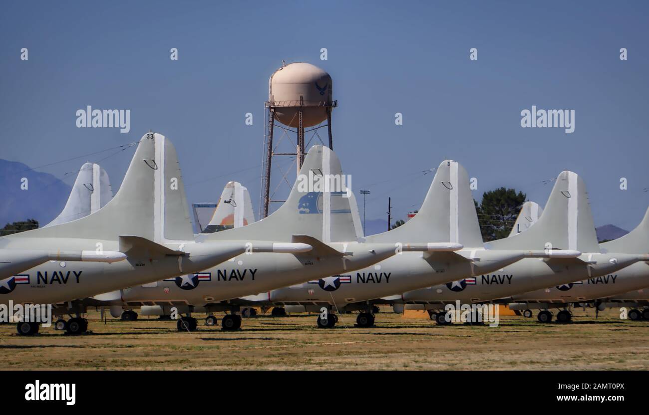 Eingemottete Flugzeuge sitzen nebeneinander auf dem Militärboneyard, dem Friedhof des Flugzeugs in Arizona. Stockfoto