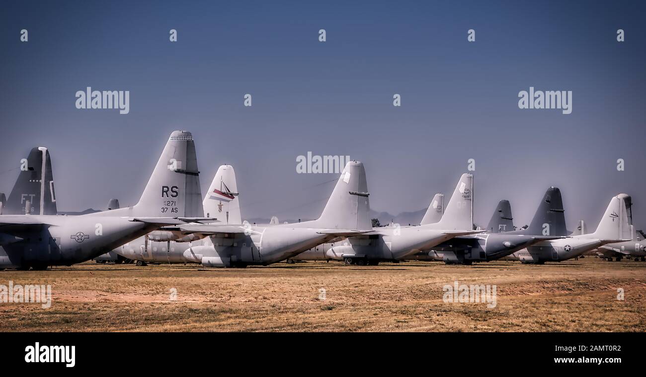 Alte Flugzeuge aller Art finden ihre Ruhestätte auf dem Boneyard Flugzeugfriedhof in Arizona. Stockfoto