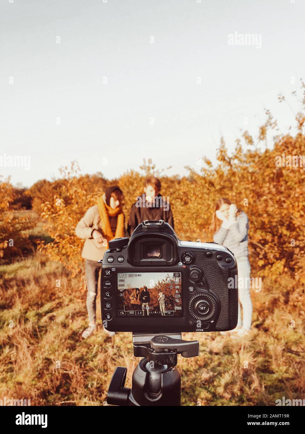 Drei Personen, die in einer Herbstlandschaft fotografiert werden, Niederlande Stockfoto