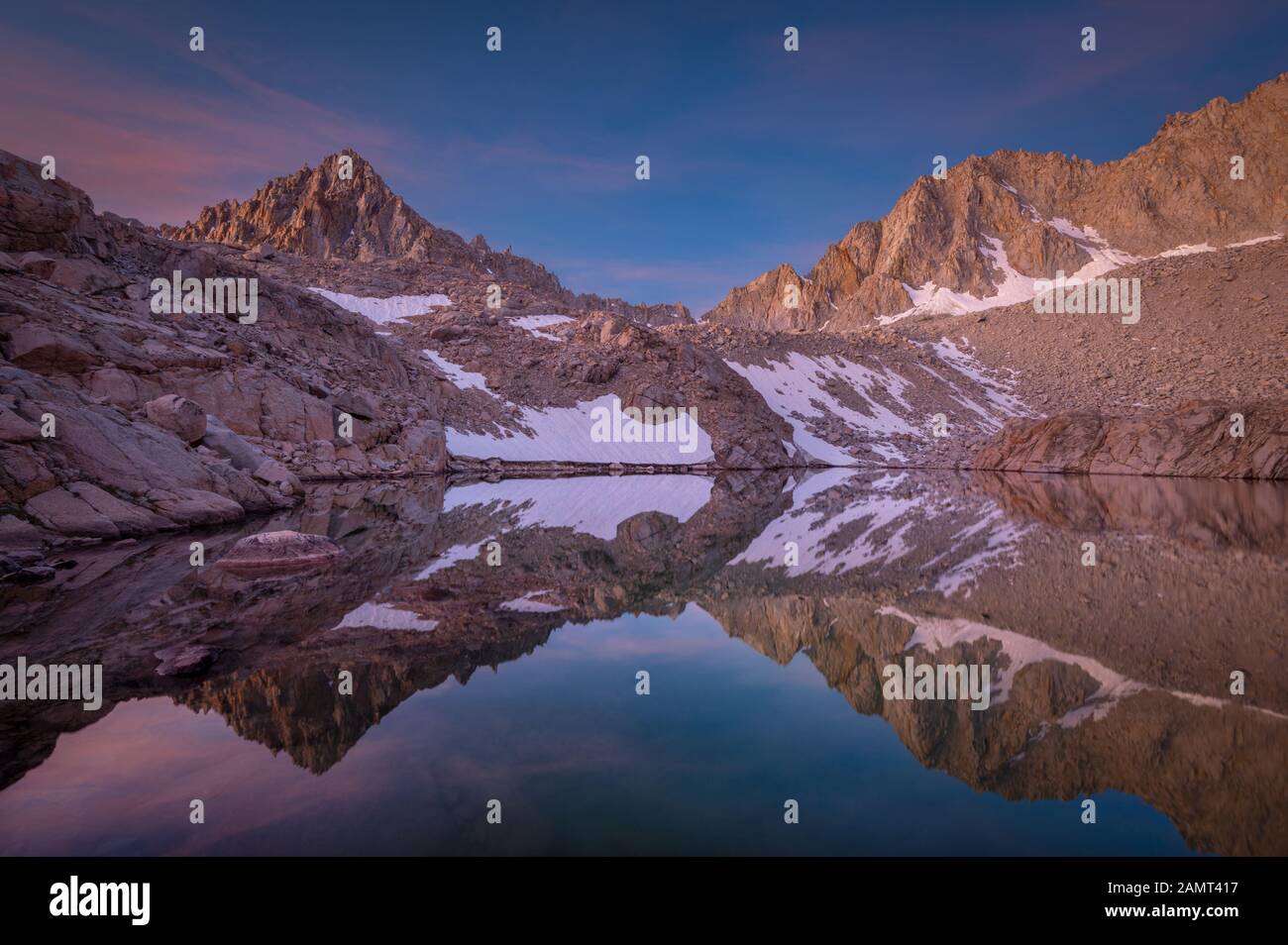 Bergreflexionen im Blue Heaven Lake, Inyo National Forest, Kalifornien, USA Stockfoto