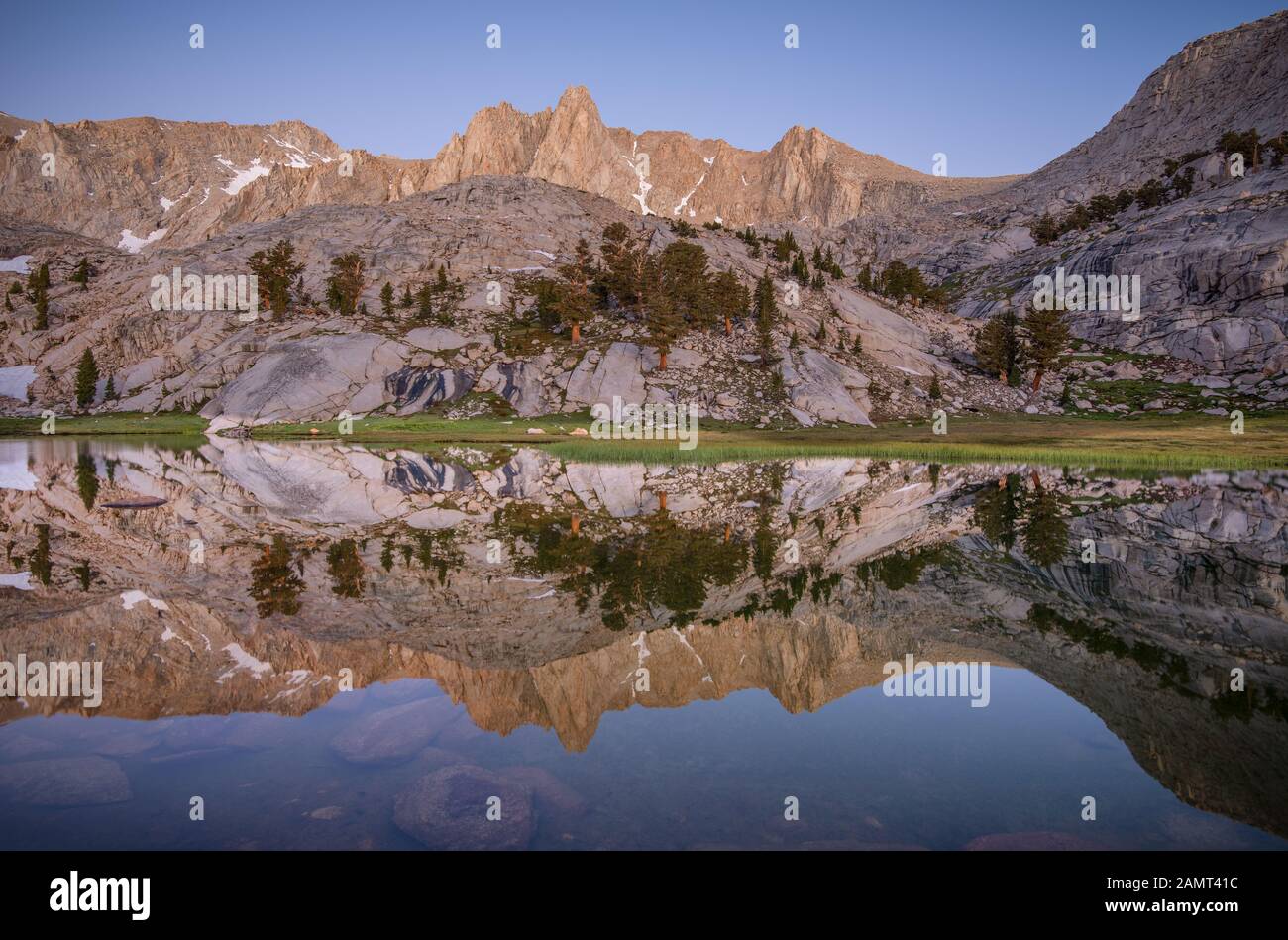 Mount Irvine Reflection in Meysansee im Morgengrauen, Inyo National Forest, Kalifornien, USA Stockfoto