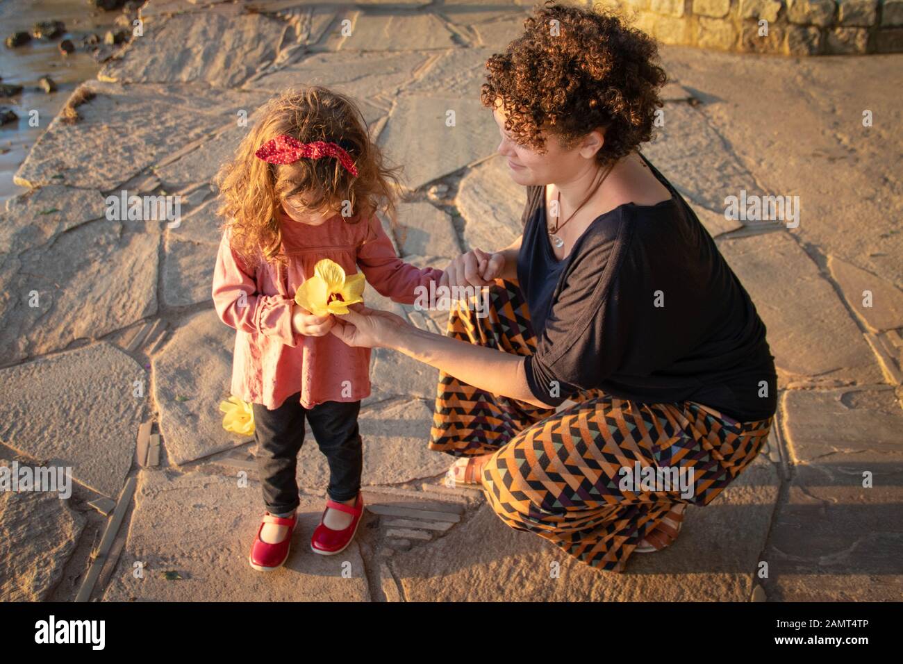 Mutter schenkt ihrer Tochter eine Blume, Brasilien Stockfoto