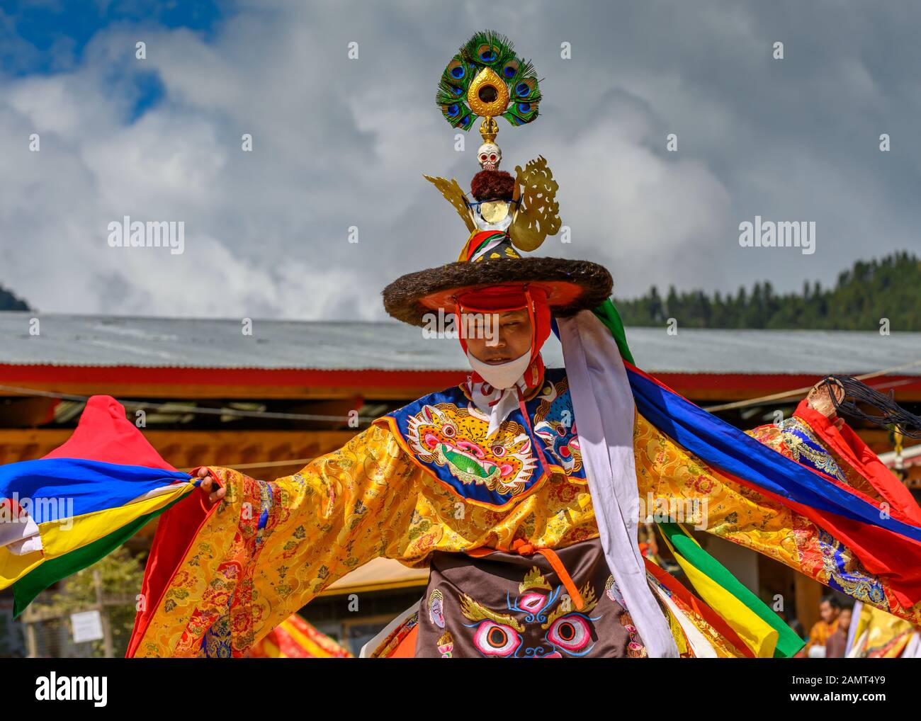 Mann tanzt auf einem traditionellen Festival, Gangteng Kloster, Wangdue Phodrang District, Bhutan Stockfoto