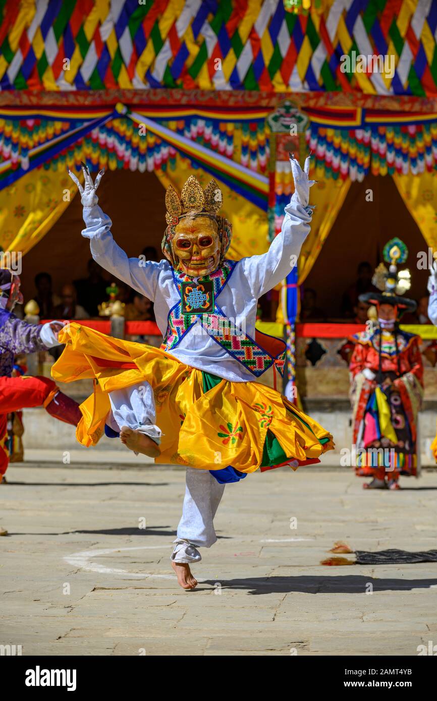 Mann tanzt auf einem traditionellen Festival, Gangteng Kloster, Wangdue Phodrang District, Bhutan Stockfoto