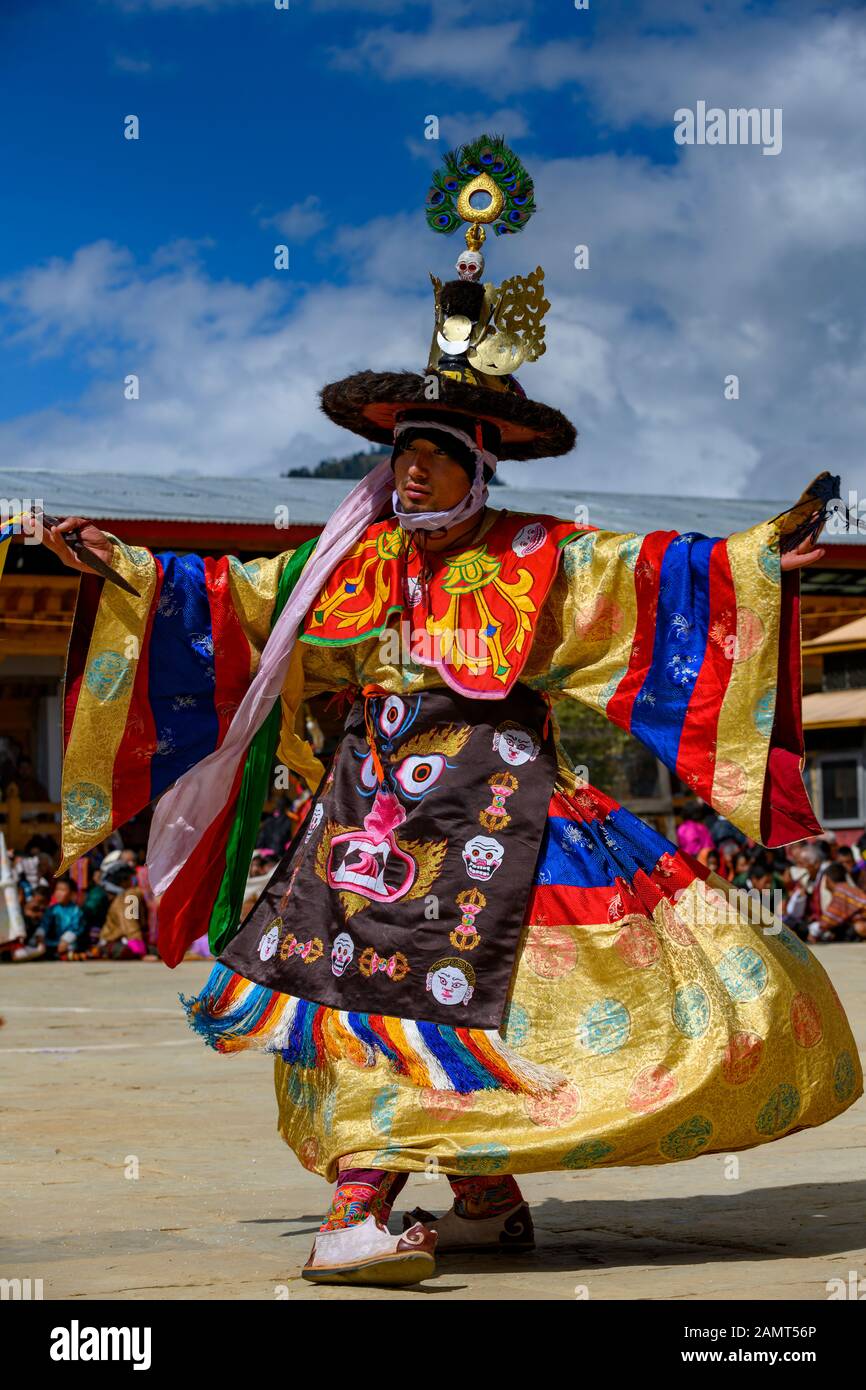 Mann tanzt auf einem traditionellen Festival, Gangteng Kloster, Wangdue Phodrang District, Bhutan Stockfoto
