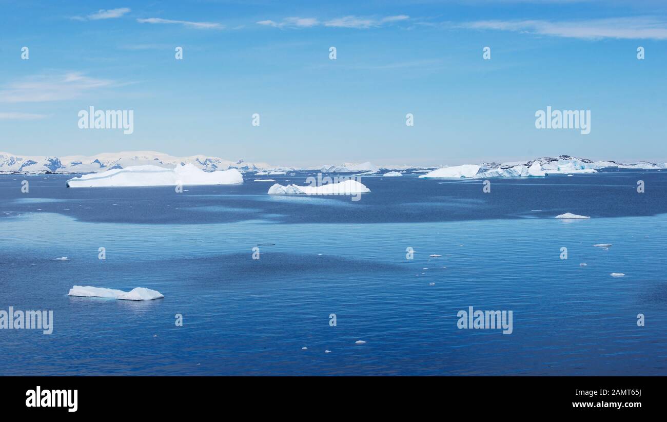 Blick über den Paradise Harbour von der Estación Científica Almirante Brown - Almirante Brown Station - Antarktis. Stockfoto