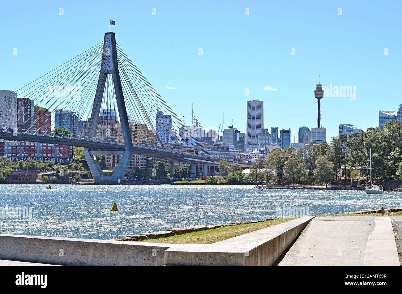 Glebe Foreshore Walk mit Blick auf Anzac Bridge und Pyrmont Suburb, Sydney, Australien Stockfoto