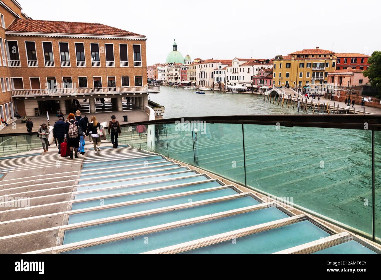 Die Ponte della Constituzione überspannt den Canal Grande in Venedig Italien Stockfoto