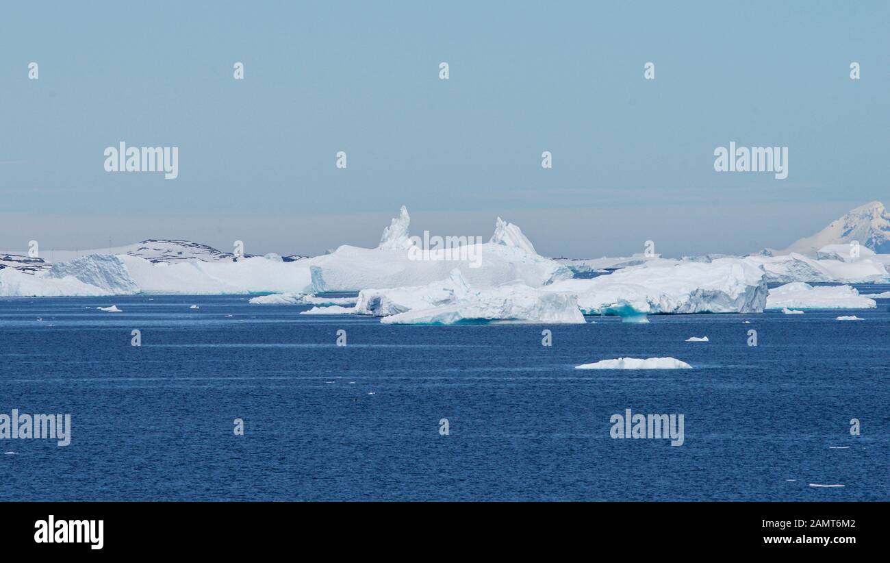 Antarktis - Eisberge und Eisschollen mit schneebedeckten Bergen in der Nähe der Estación Científica Almirante Brown - Almirante Brown Station Stockfoto