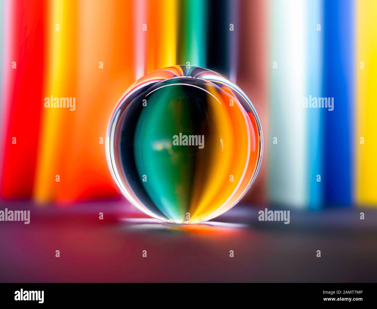 Regenbogenfarben, die sich in einer Glaskugel widerspiegeln Stockfoto