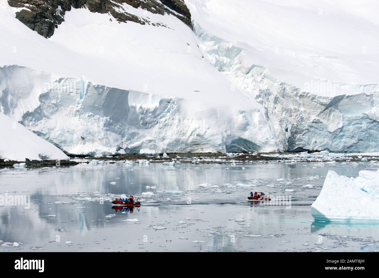 Antarktis. Touristen in kleinen Landungsbooten in der Nähe eines kleinen Gletschers. Nicht identifizierbare Personen. Stockfoto
