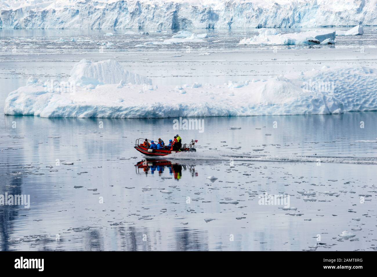 Antarktis. Touristen in einem kleinen Landungsboot in der Nähe eines kleinen Gletschers. Nicht identifizierbare Personen. Stockfoto