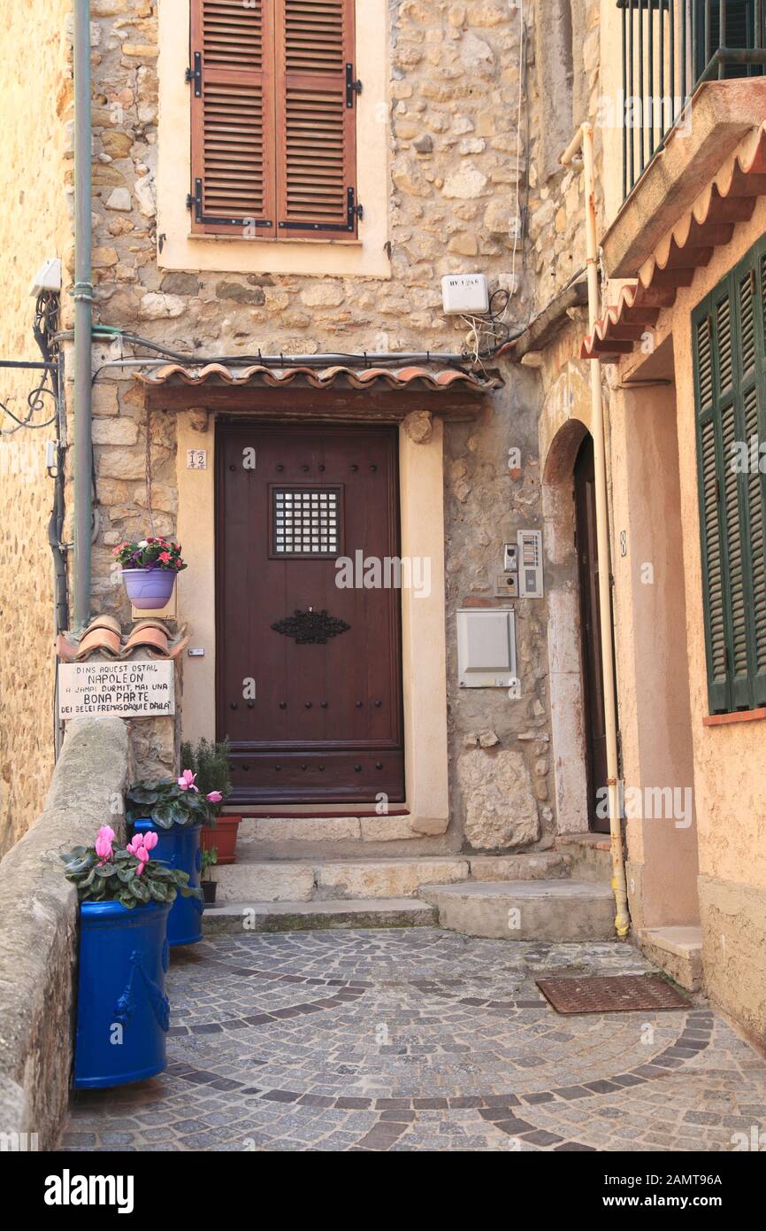 Schild mit der Aufschrift "Napoleon schlief hier nie", aber einige seiner weiblichen Verwandten taten es. Altstadt, Vieil Antibes, Antibes, Cote d'Azur, Provence, Frankreich, Europa Stockfoto