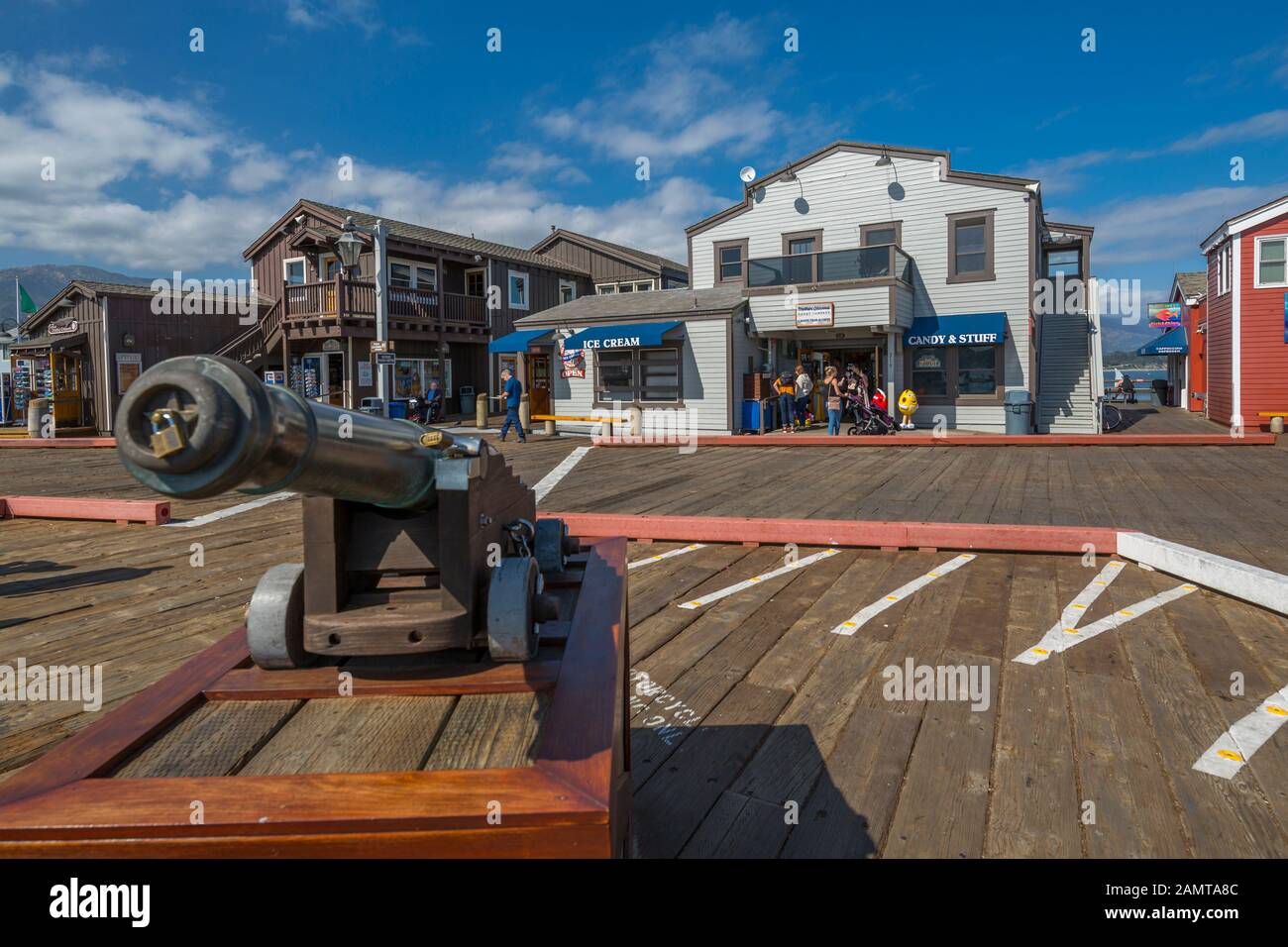 Ansicht der Pistole und Shops auf der Stearns Wharf, Santa Barbara, Santa Barbara County, Kalifornien, Vereinigte Staaten von Amerika, Nordamerika Stockfoto
