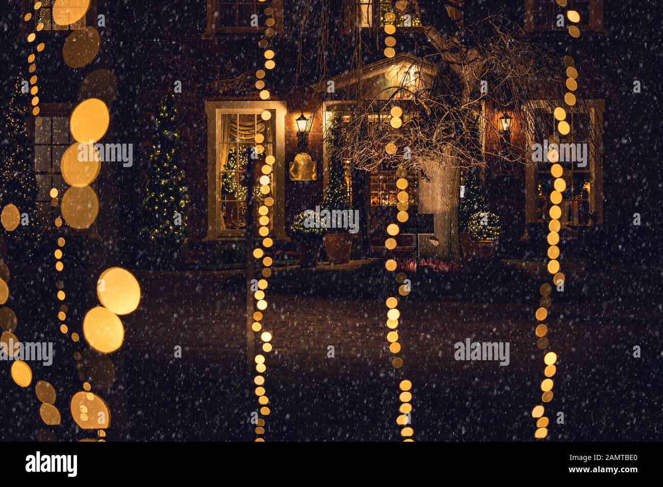 Weihnachtsbeleuchtung vor einem Haus, Irland Stockfoto