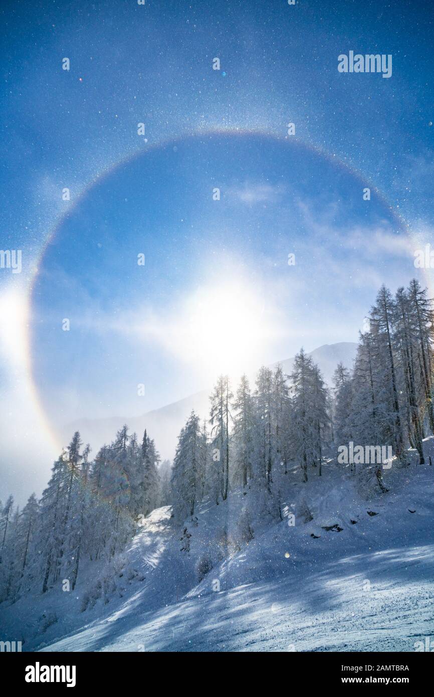 Oberleitungsbahn in der Berglandschaft, Zauchensee, Salzburg, Österreich Stockfoto