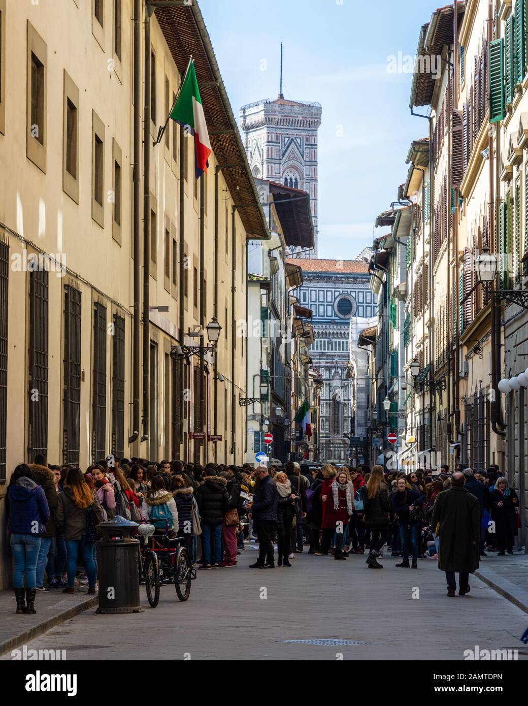 Florenz, Italien - 23. März 2018: Touristenmassen warten auf Museen in der Altstadt von Florenz, mit dem Dom in der Ferne. Stockfoto