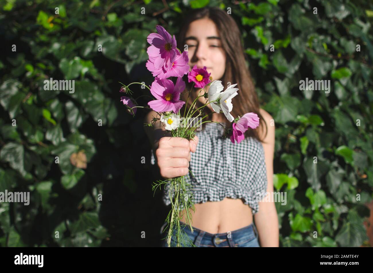 Nahaufnahme eines Teenager-Mädchens, das einen Blumenstrauß hält, Argentinien Stockfoto