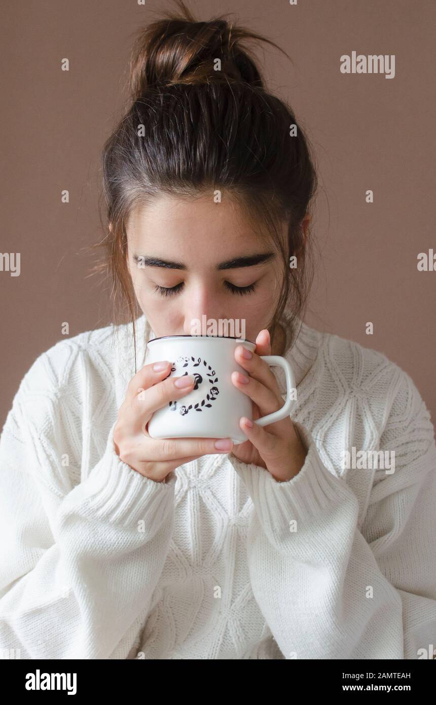 Teenager-Mädchen trinkt eine Tasse Kaffee Stockfoto