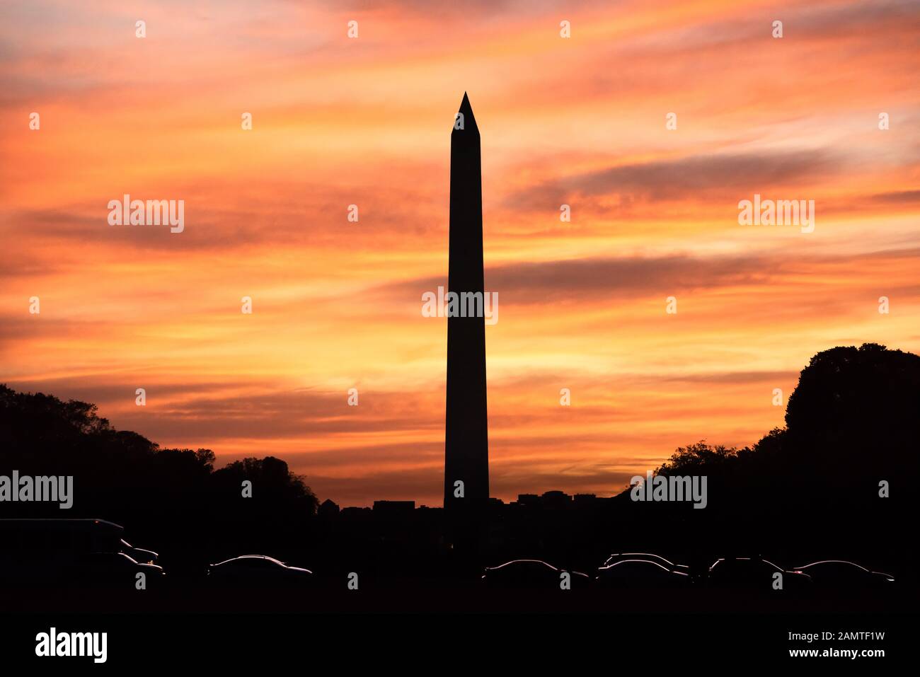 Silhouette des Washington Monument bei Sonnenuntergang, District of Columbia, USA Stockfoto