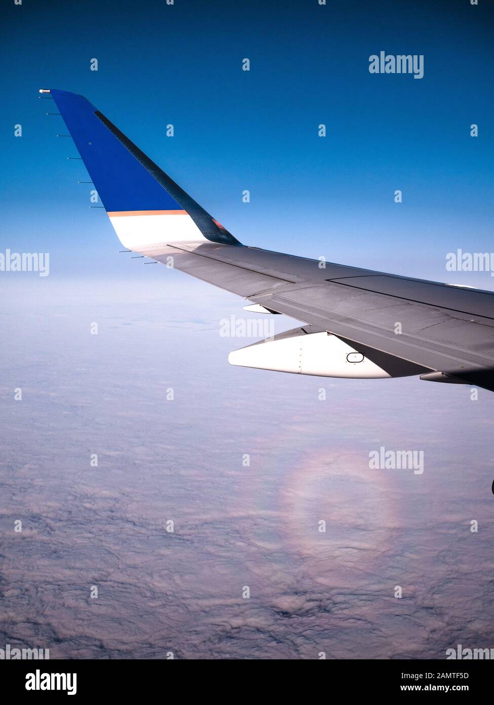 Flugzeug im Flug über den Wolken Stockfoto