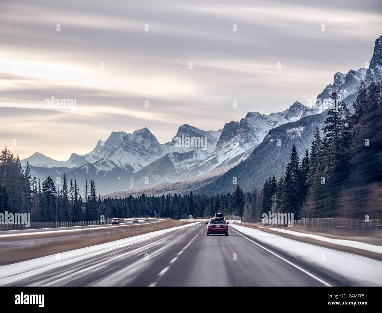 Autos fahren auf dem Highway, Banff, Alberta, Kanada Stockfoto