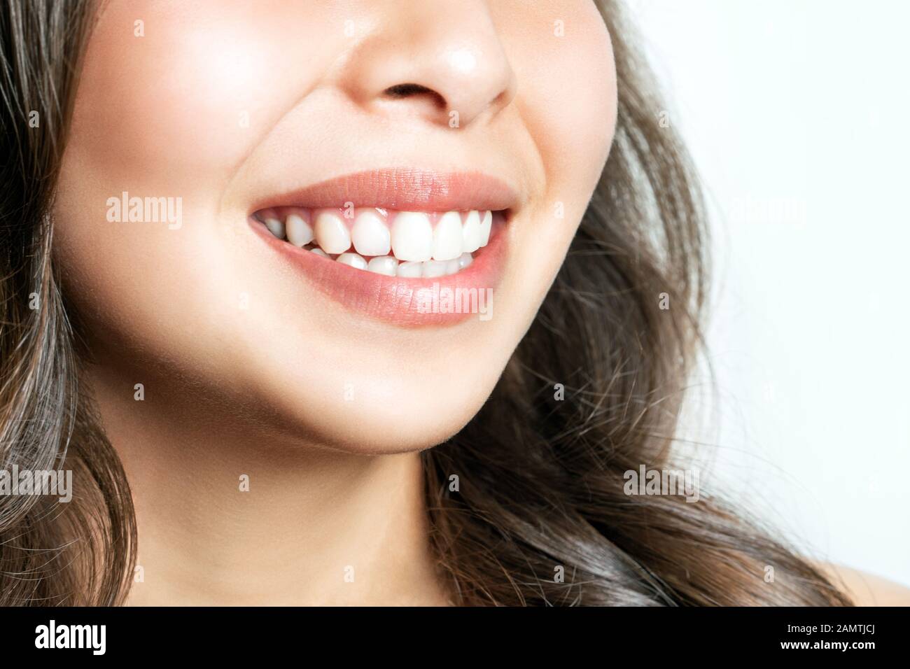 Perfekt gesunde Zähne Lächeln einer jungen Frau. Zähne, die. Zahnmedizinische Klinik Patienten. Bild symbolisiert Oral Care Zahnheilkunde, Zahnmedizin Stockfoto