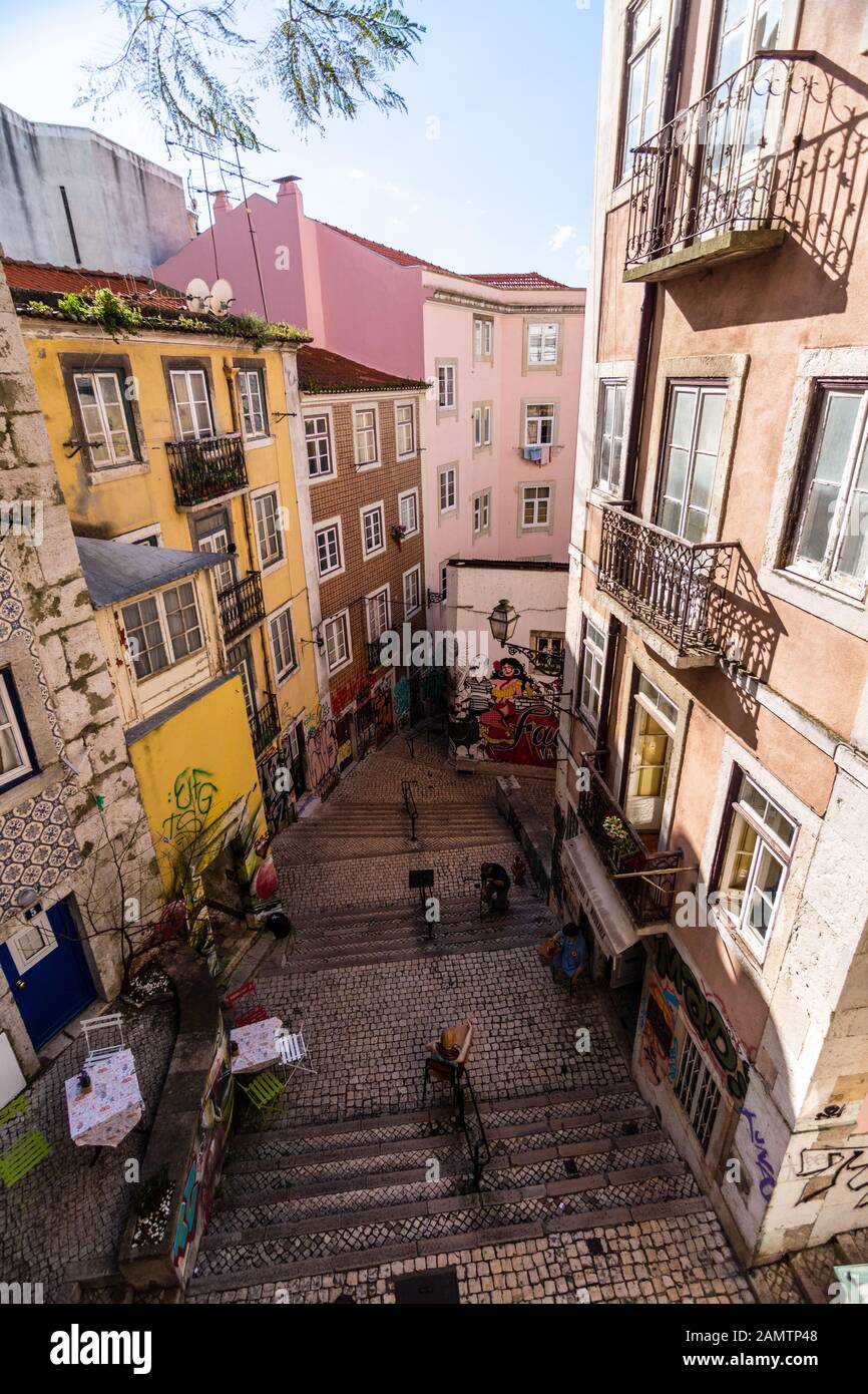 Lissabon, Portugal - 11. März 2016: Apartmentgebäude werfen Schatten auf einer steilen, nwrrow Gasse auf einem Hügel des Lissabonner Viertels Baixa. Stockfoto