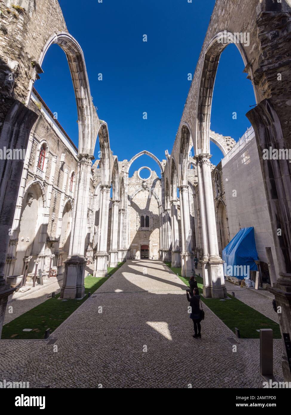 Lissabon, Portugal - 11. März 2016: Die Ruinen des Convento de Carmo, durch das große Erdbeben in Lissabon, Portugal zerstört. Stockfoto