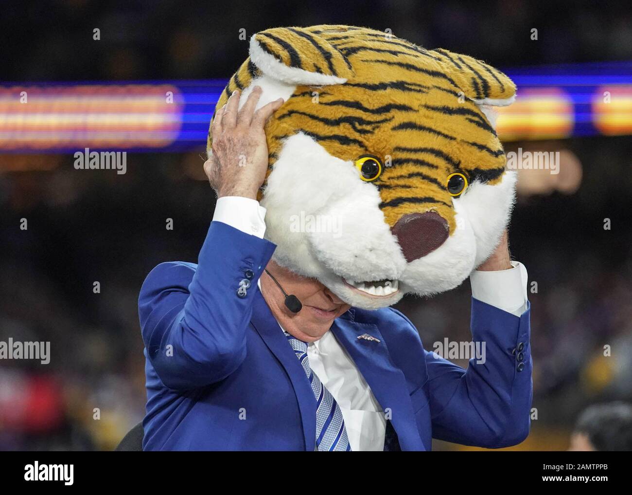 New Orleans, LA, USA. Januar 2020. Der ESPN-Analyst Lee Corso trifft seine Auswahl, indem er während ihrer Pregame Show vor der College Football National Championship zwischen den Clemson Tigers und den LSU Tigers im Mercedes Benz Superdome in New Orleans, LA, die Kopfausrüstung des LSU Tigers anlegt. Jonathan Mailhes/CSM/Alamy Live News Stockfoto