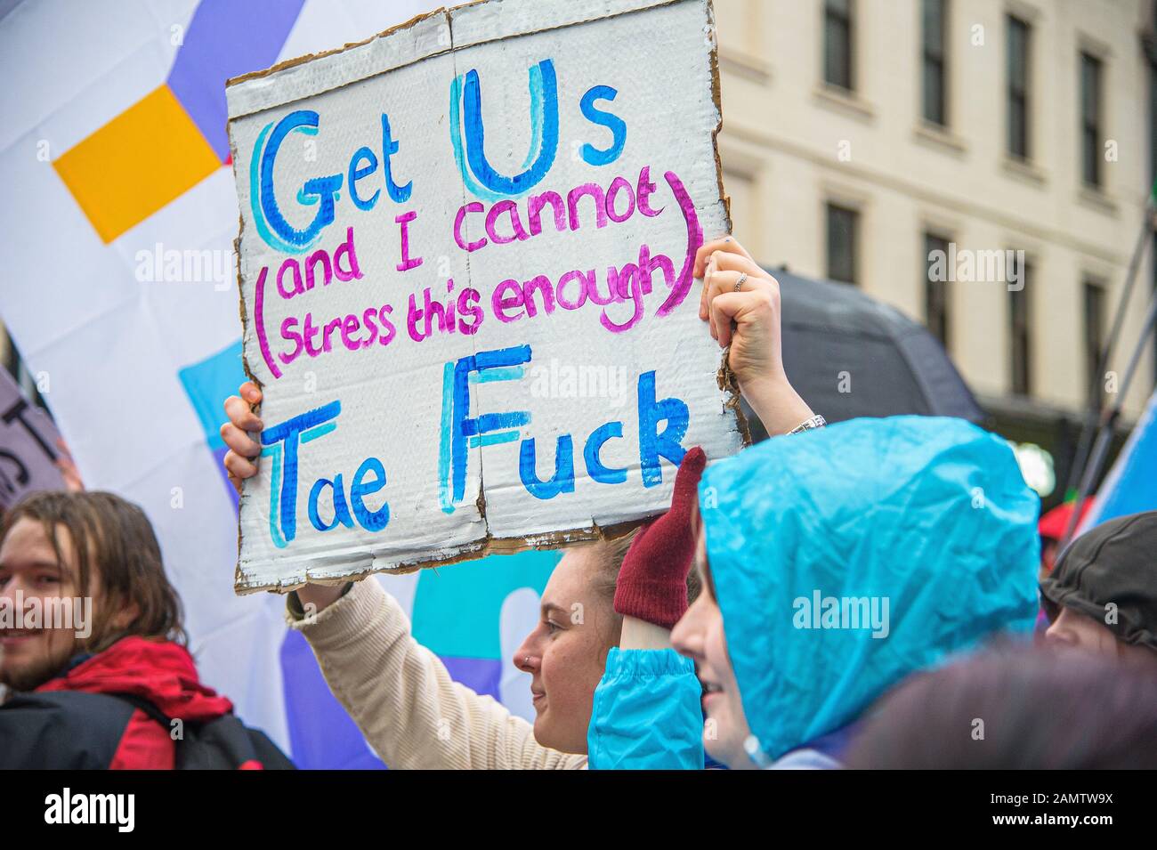 Glasgow, Großbritannien. Januar 2020. (Anmerkung des Herausgebers: Das Bild enthält Profanität)EIN Protestler, der im märz ein Schild mit der Aufschrift "Get Us (and I cannot Stress this enough) Tae F###" trägt. 80.000 Anhänger unterstützten die schottische Unabhängigkeit nach den Parlamentswahlen im Vereinigten Königreich und dem bevorstehenden 31. Januar, als Großbritannien die Europäische Union verlässt und Schottland gegen seinen Willen aus dem Land zieht. Infolgedessen hielt die Gruppe All Under One Banner einen notfallmarsch durch das Zentrum von Glasgow ab, um sowohl gegen die Londoner Herrschaft als auch gegen Brexit zu protestieren. Credit: Sopa Images Limited/Alamy Live News Stockfoto