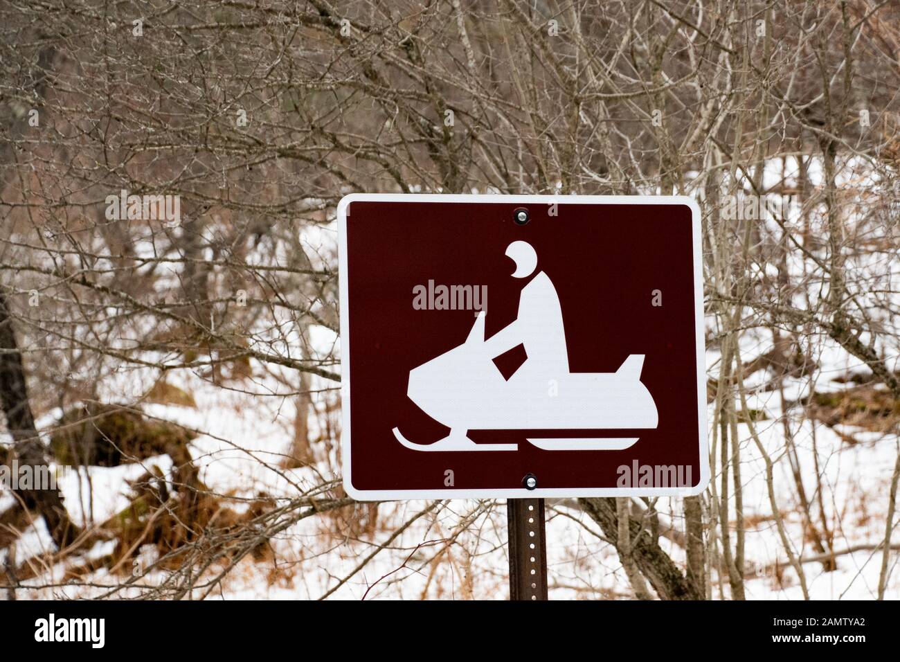 Ein schneemobil Kreuzung auf dem Rand eines Dorfes Straße in der Spekulant, NY, USA Stockfoto