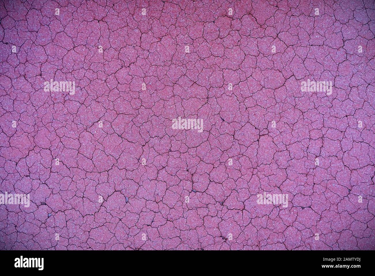 Leuchtende neonviolette gerissene Oberfläche, freier Raum für Text, Vignetteneffekt. Stockfoto