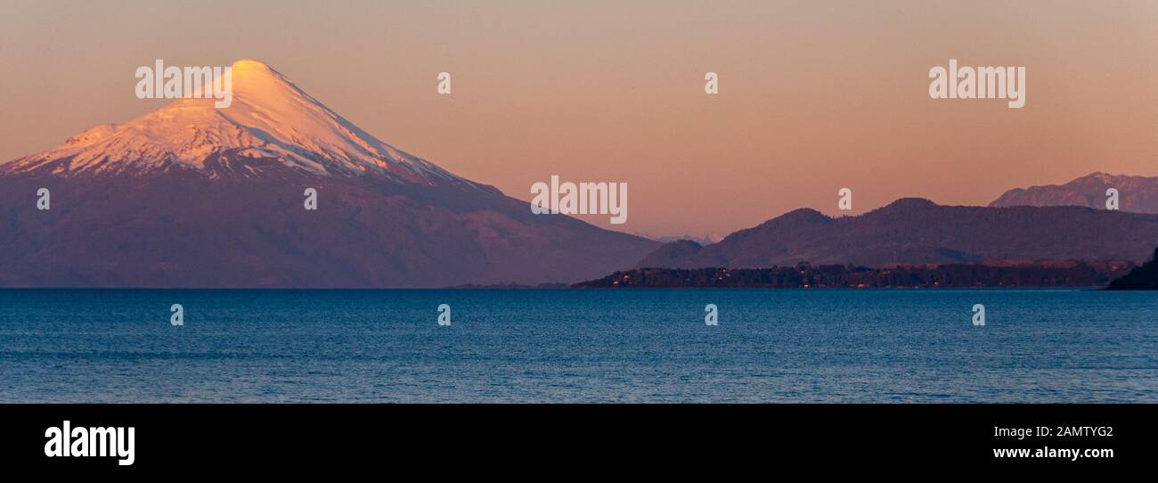 Lago Llanquihue See in Puerto Varas im chilenischen Patagonien mit vulkanischen Berg von Osorno darüber hinaus. Stockfoto