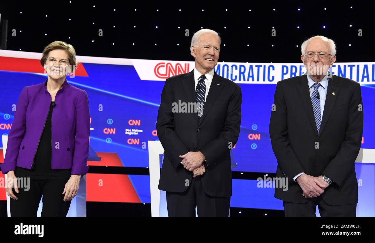 Des Moines, Vereinigte Staaten. Januar 2020. 2020 die demokratischen Präsidentschaftskandidaten (L-R) Elizabeth Warren, Joe Biden und Bernie Sanders versammeln sich auf der Bühne für eine Debatte in des Moines, Iowa, Dienstag, 14. Januar 2020. Die Debatte kommt drei Wochen vor Iowas Erstem in der Nation und warnt den 3. Februar. Foto von Mike Theiler/UPI. Credit: UPI/Alamy Live News Stockfoto