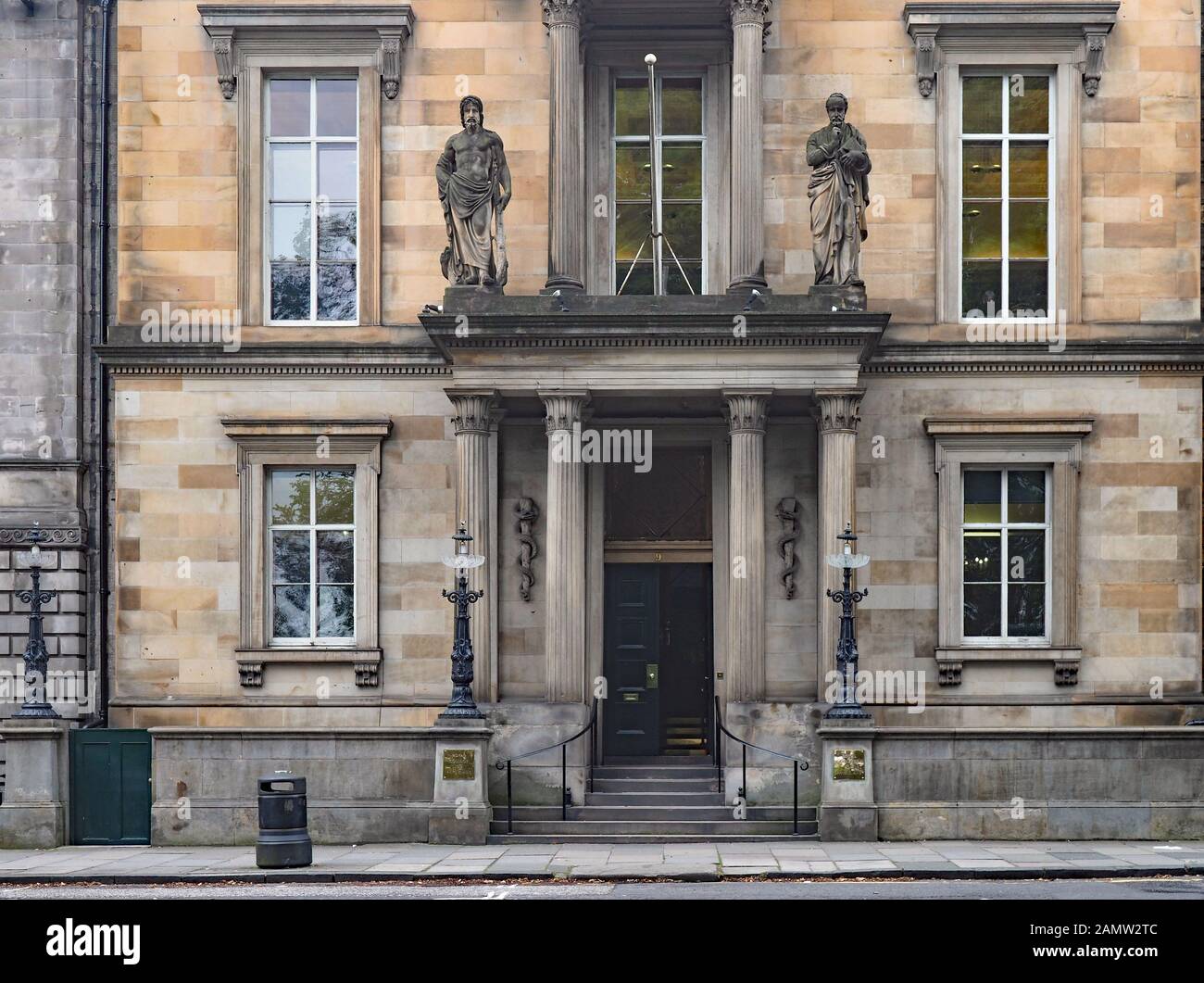 Edinburgh - SEPTEMBER 2016: Gebäude des Royal College of Physicians, mit Symbolen für den medizinischen Beruf Stockfoto