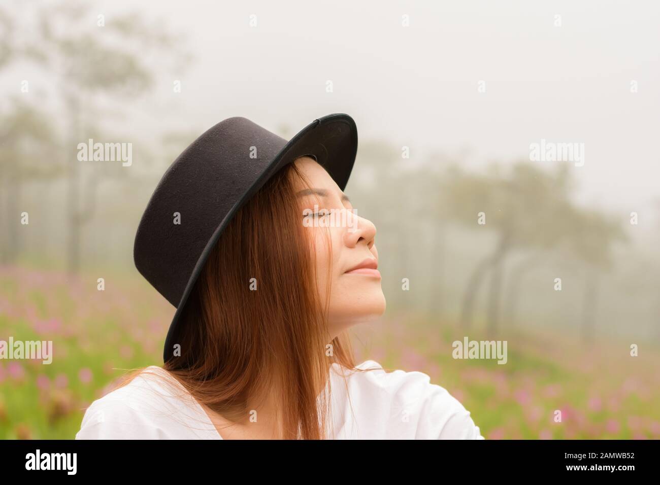 Porträt einer Frau, die sich im Garten in siam Tulpe entspannt Stockfoto