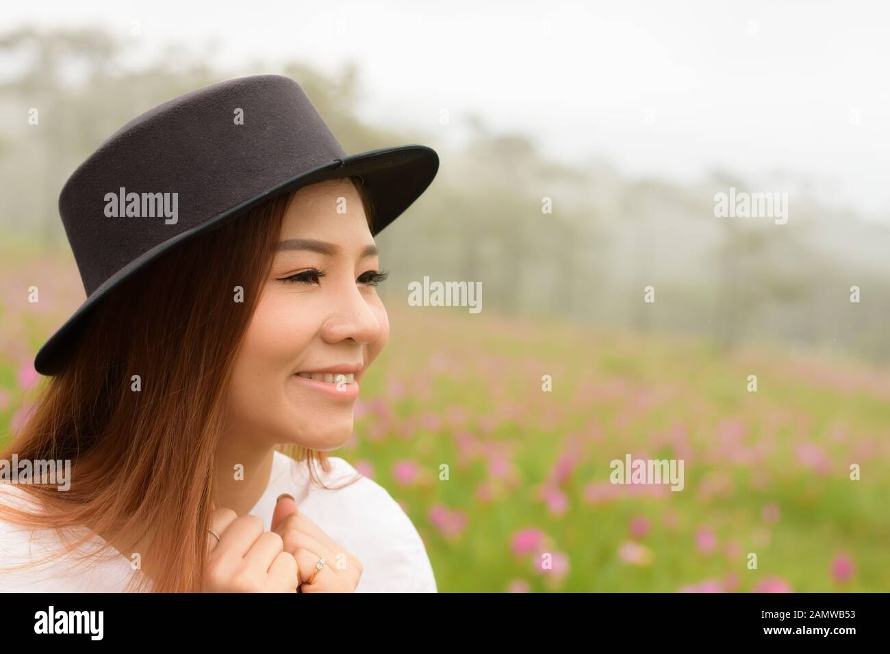 Porträt einer Frau, die sich im Garten in siam Tulpe entspannt Stockfoto