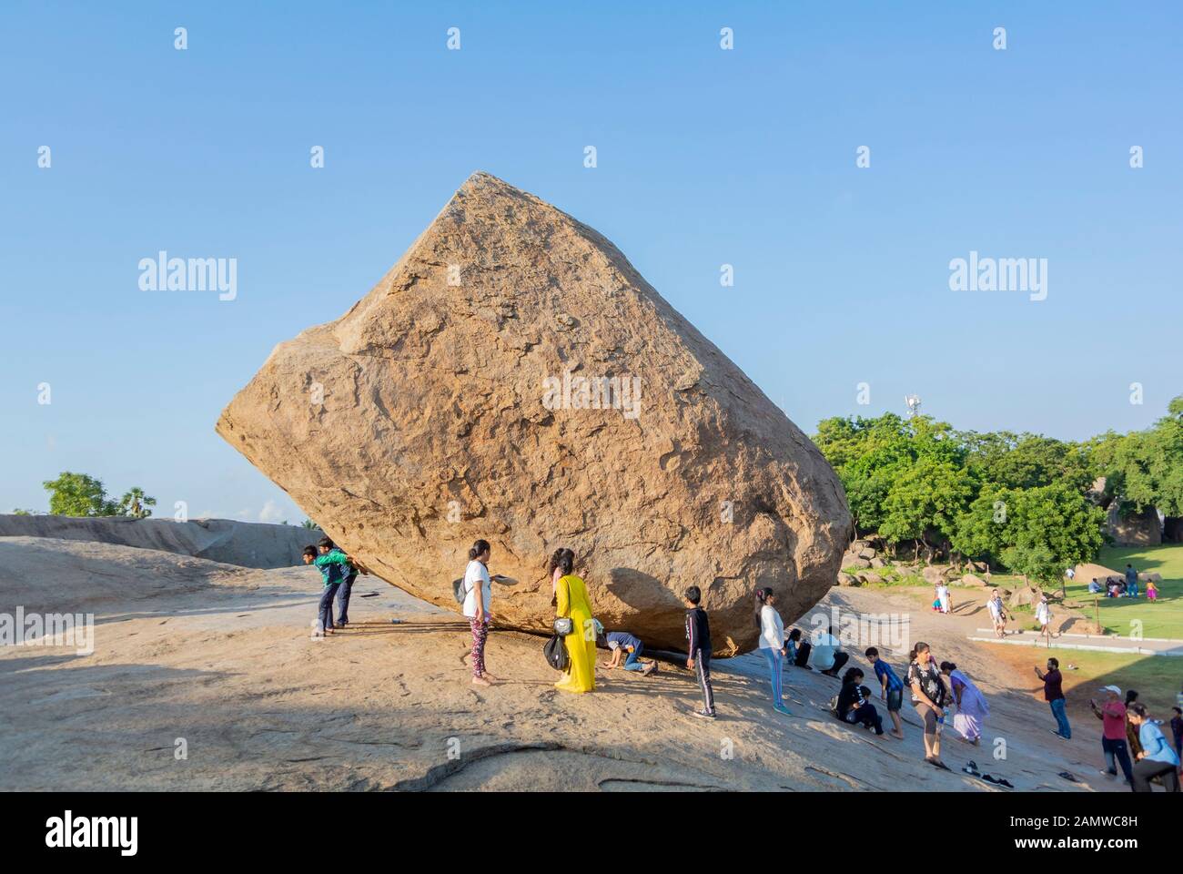 Mahabalipuram, tamil nadu/indien-2020 3. januar: Krishnas Butterball mit indischen Touristen Stockfoto