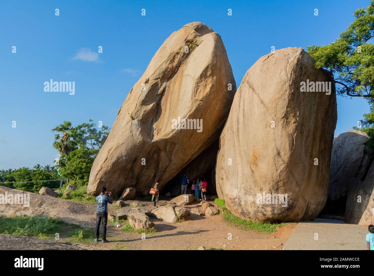 Mahabalipuram, Tamil nadu, Südindien, 2.. Januar 2020: Indische Touristen mit riesigen Felsen. Stockfoto