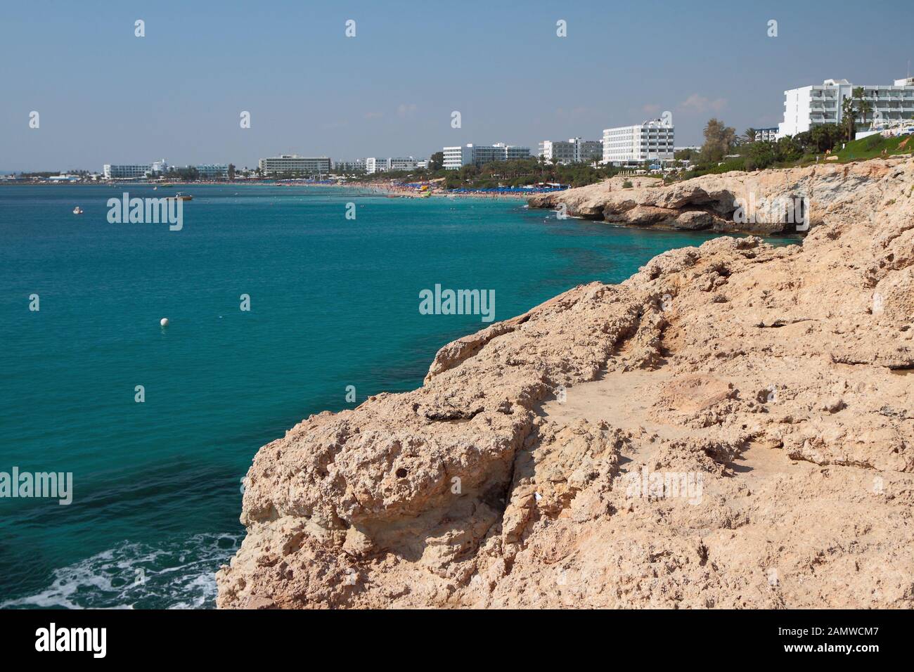 Meer, felsige Küste und Stadt. Agia Napa, Zypern Stockfoto