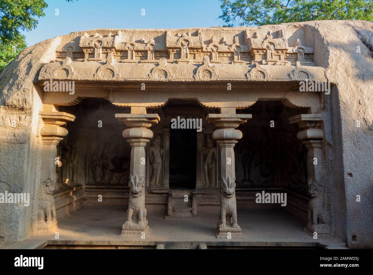 Mahabalipuram, Tamil Nadu, Südindien, 3. von Janury, 2020: Felsschnitt varaha Höhlentempel Stockfoto