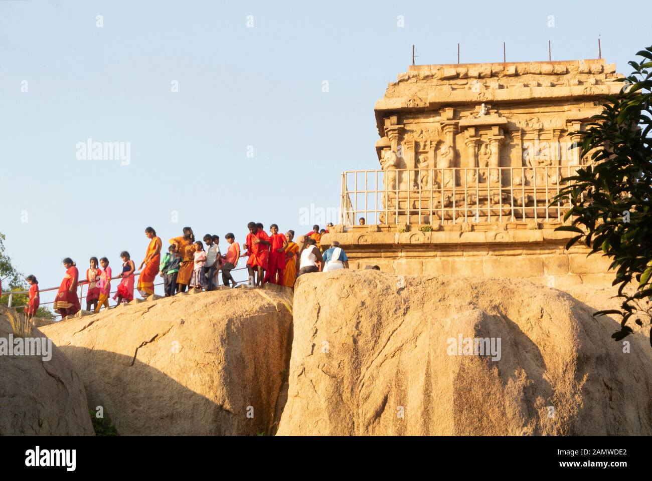 Indische Pilger besuchen den Olakkannesvara-Tempel, mahabalipuram, tamil nadu, südindien Stockfoto